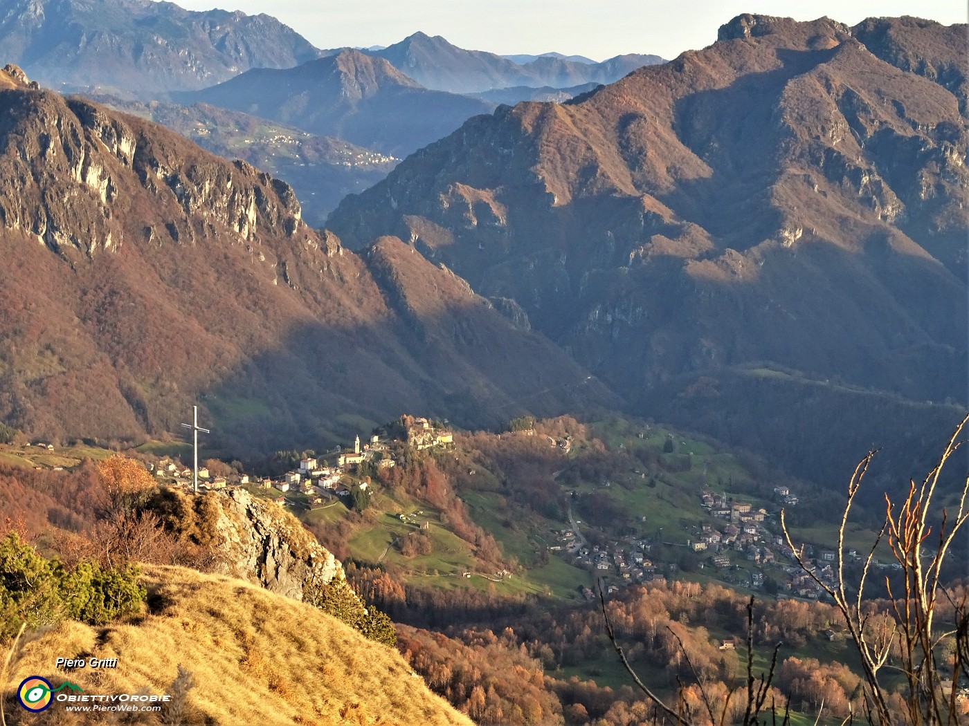 67 Dalla cima scendo la dorsale di cresta con splendido panorama.JPG